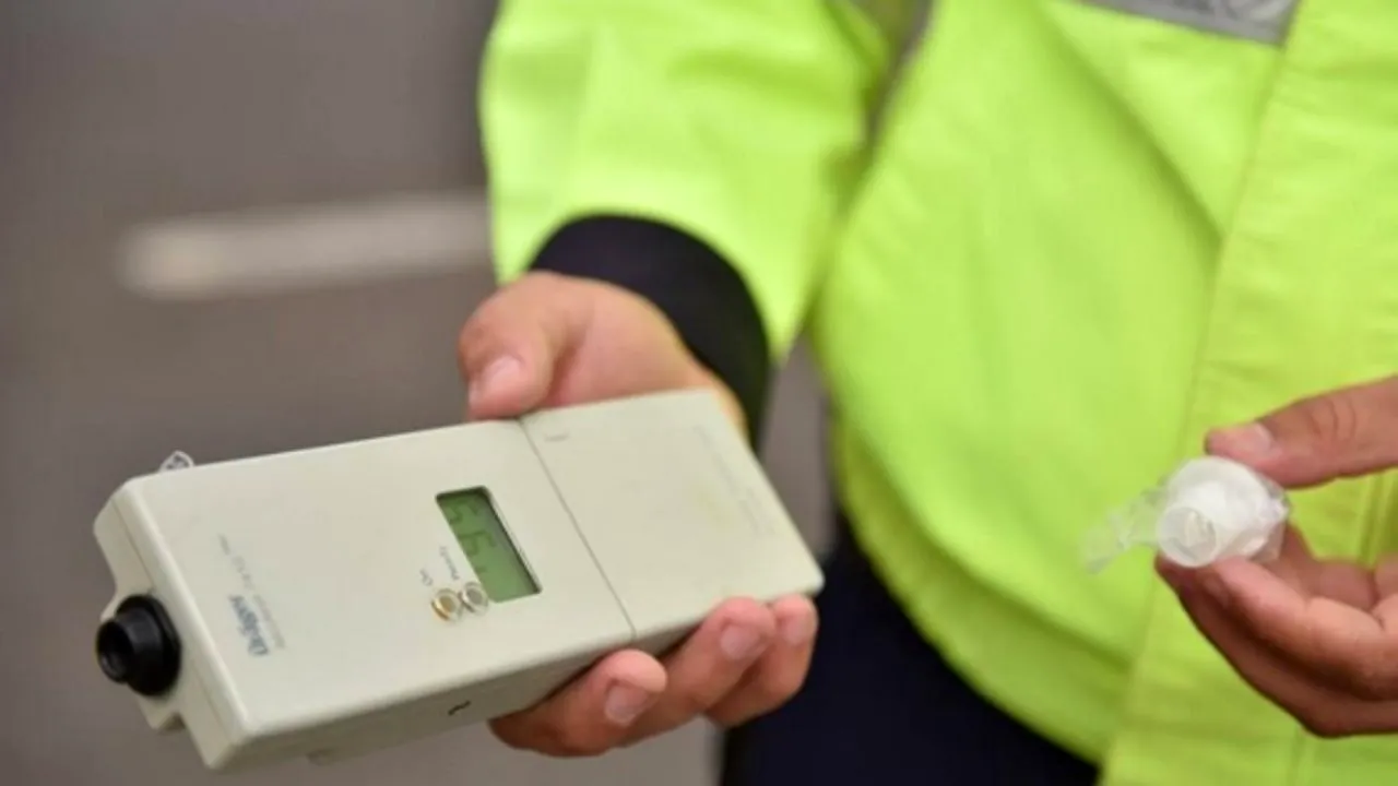 Poliţişti ameninţaţi de un recidivist, prieten cu un şofer suspectat că a condus băut: „Vă tai până fac baltă de sânge”