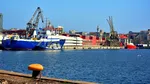 Incident în Constanța. O navă a intrat în coliziune cu o macara plutitoare în port