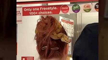 VIDEO | O femeie și-a prins părul cu un șarpe viu și a mers așa la un fast-food. O altă clientă a filmat totul, iar imaginile au devenit rapid virale