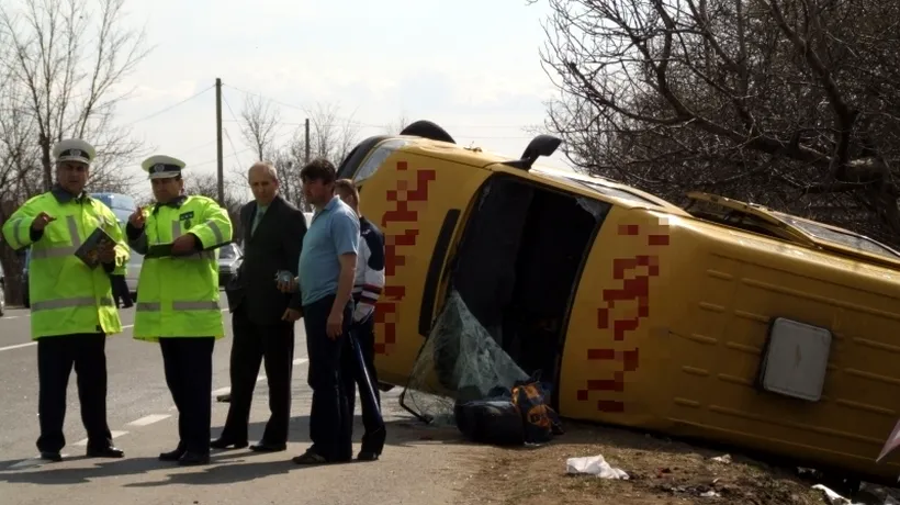 Doi elevi răniți ușor, după ce un microbuz școlar cu nouă copii a fost lovit de un autoturism