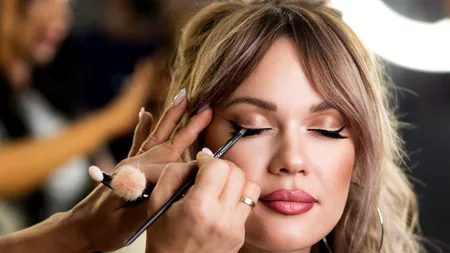Cum să îți menții MACHIAJUL impecabil în zilele caniculare: SFATURI de la make-up artiști