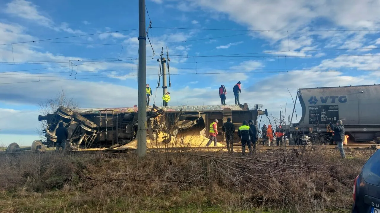 Circulaţie feroviară ÎNCHISĂ în continuare între Craiova şi Caracal, după ce 11 vagoane cu cereale au deraiat