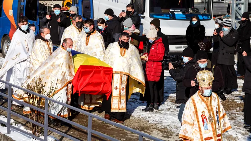 Imagini emoționante de la înmormântarea Episcopului Florentin Crihălmeanu. Emil Boc: „Testamentul pe care ni l-a lăsat este hristic”
