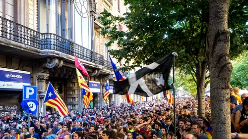 Catalunia își cere, din nou, independența față de Spania. Zeci de mii de oameni au participat la un protest masiv în Barcelona - VIDEO