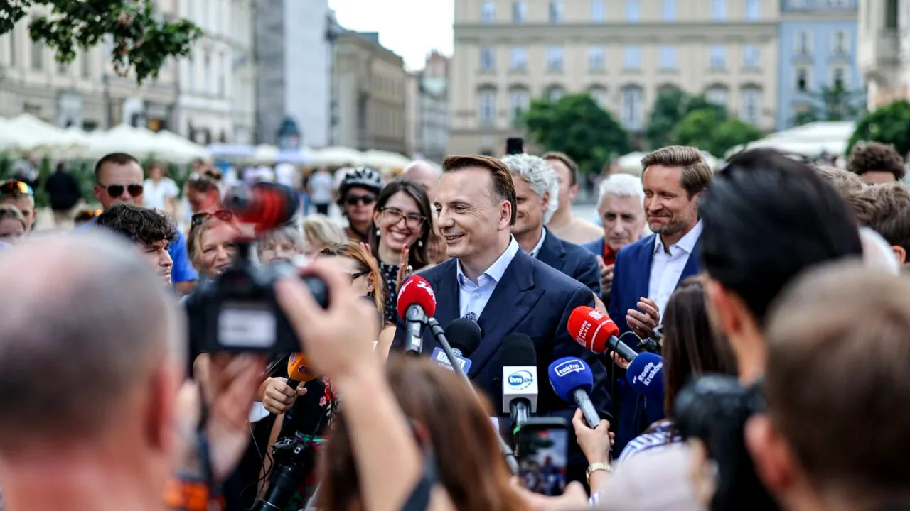 Alegeri anticipate pentru Primăria Cracoviei: cine e independentul care a câștigat primul tur și o înfruntă în finală pe candidata susținută de Tusk? Naționaliștii au ratat turul doi