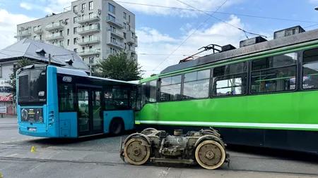 Momentul în care tramvaiul 25 lovește puternic autobuzul STB. Cum a avut loc accidentul grav