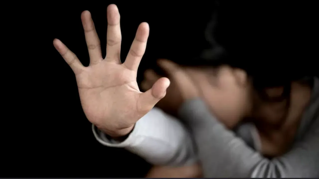 Imagini cu o profesoară în ipostaze indecente, virale printre elevi. Femeia le-a publicat din greşeală pe WhatsApp