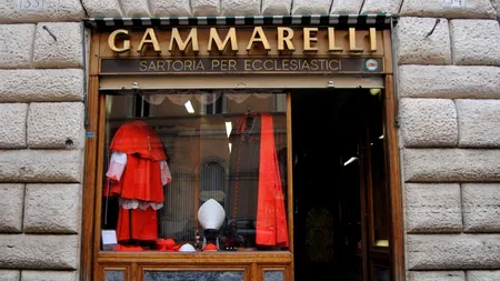 Veșmintele viitorului papă, expuse la Vatican