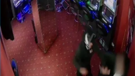 VIDEO | O femeie a fost arestată după ce a încercat să jefuiască o sală de păcănele din București