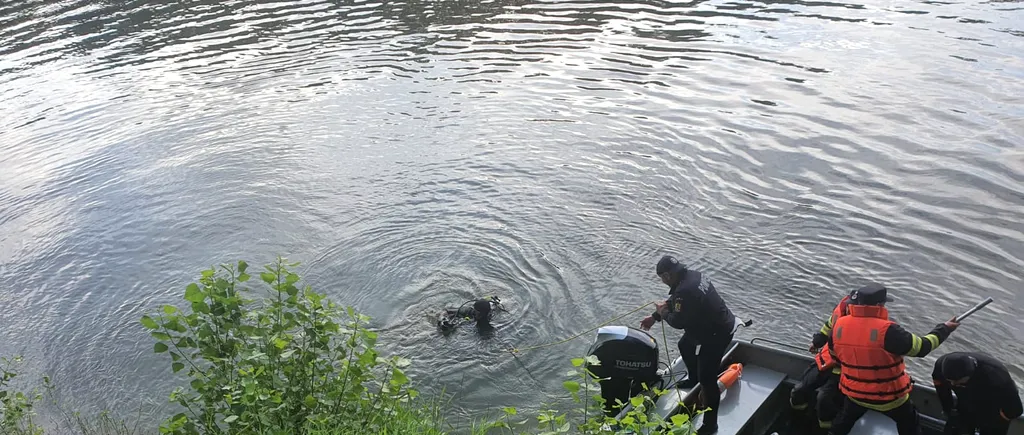 O maşină cu trei bărbaţi a căzut în Dunăre. Unul s-a salvat, ceilalți doi sunt căutați de scafandri