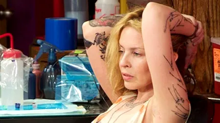 Kylie Minogue, așa cum nu ai mai văzut-o: într-o ținută neglijentă și cu brațele pline de tatuaje