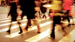 Studiu: oamenii preferă să meargă în sens invers acelor de ceasornic. Motivul rămâne un mister