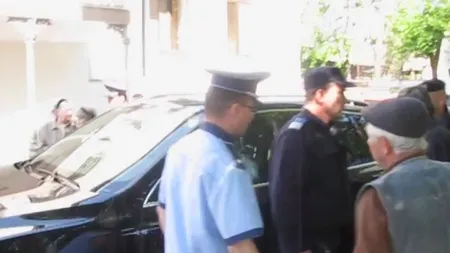 Episcopul de Huși, huiduit de enoriași la coborârea dintr-un bolid de lux