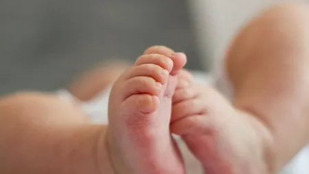 Un copil de aproape 2 ani ar fi fost omorât în bătaie chiar de către părinți, la Satu Mare