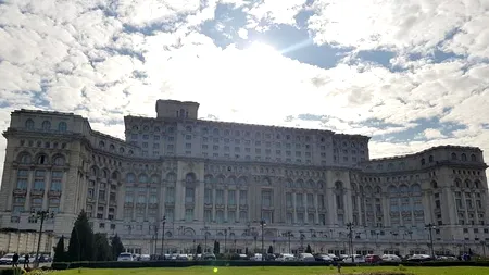 Un bărbat a intrat cu mașina în poarta Palatului Parlamentului. Șoferul s-a luptat cu jandarmii și polițiștii rutieri