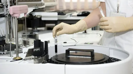 Studiu clinic: Cercetătorii din Marea Britanie au făcut primele transfuzii de sânge cultivat în laborator / Când poate fi folosit
