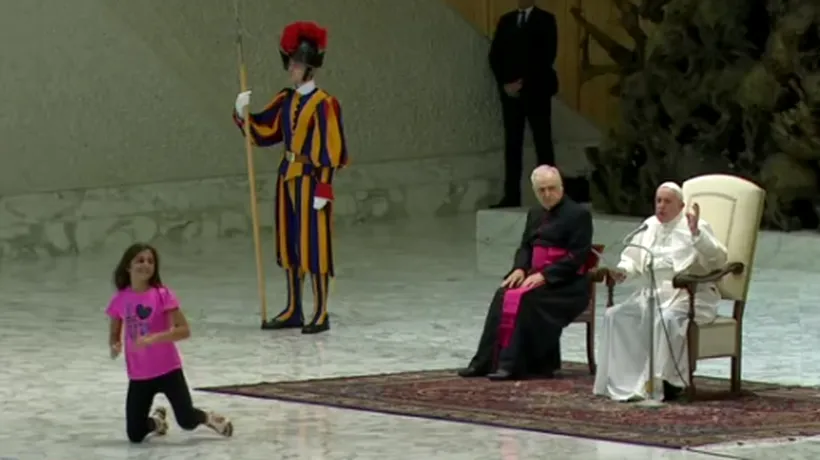 Gest admirabil al Papei Francisc: Suveranul Pontif a lăsat o fetiță bolnavă să alerge pe scenă, să bată din palme și să danseze în timpul audienței generale - VIDEO