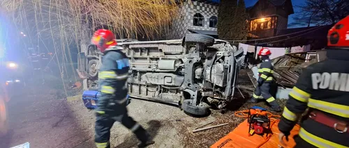 VIDEO | Argeș: O ambulanță care transporta doi pacienți s-a răsturnat. Pompierii au intervenit pentru a descarcera victimele
