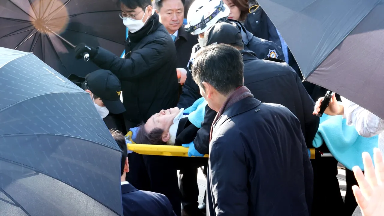 VIDEO | Liderul opoziţiei din Coreea de Sud, înjunghiat în timpul unei CONFERINȚE de presă