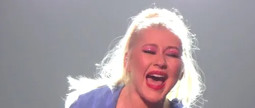 Christina Aguilera, protagonista unui accident vestimentar. Artista și-a continuat concertul, deși decolteul i-a jucat feste - FOTO