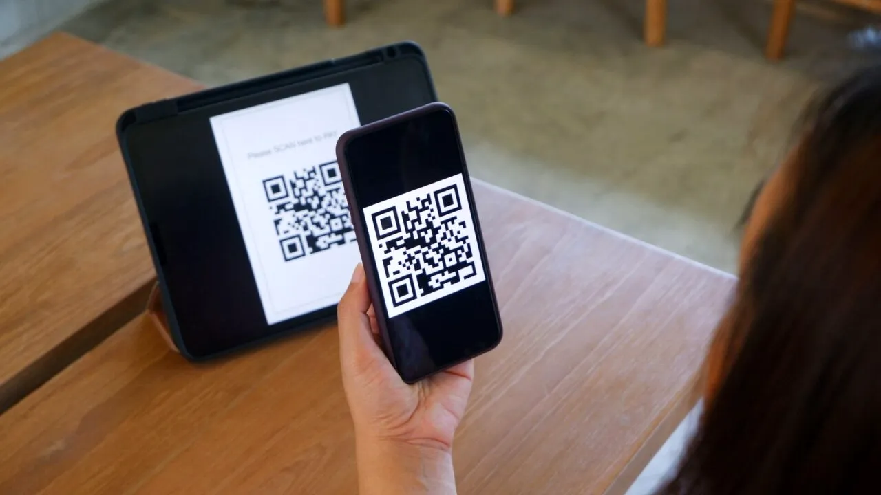 Ministerul Educației vrea să pună CODURI QR pe actele de studii. Ce prevede un proiect de lege supus consultării publice