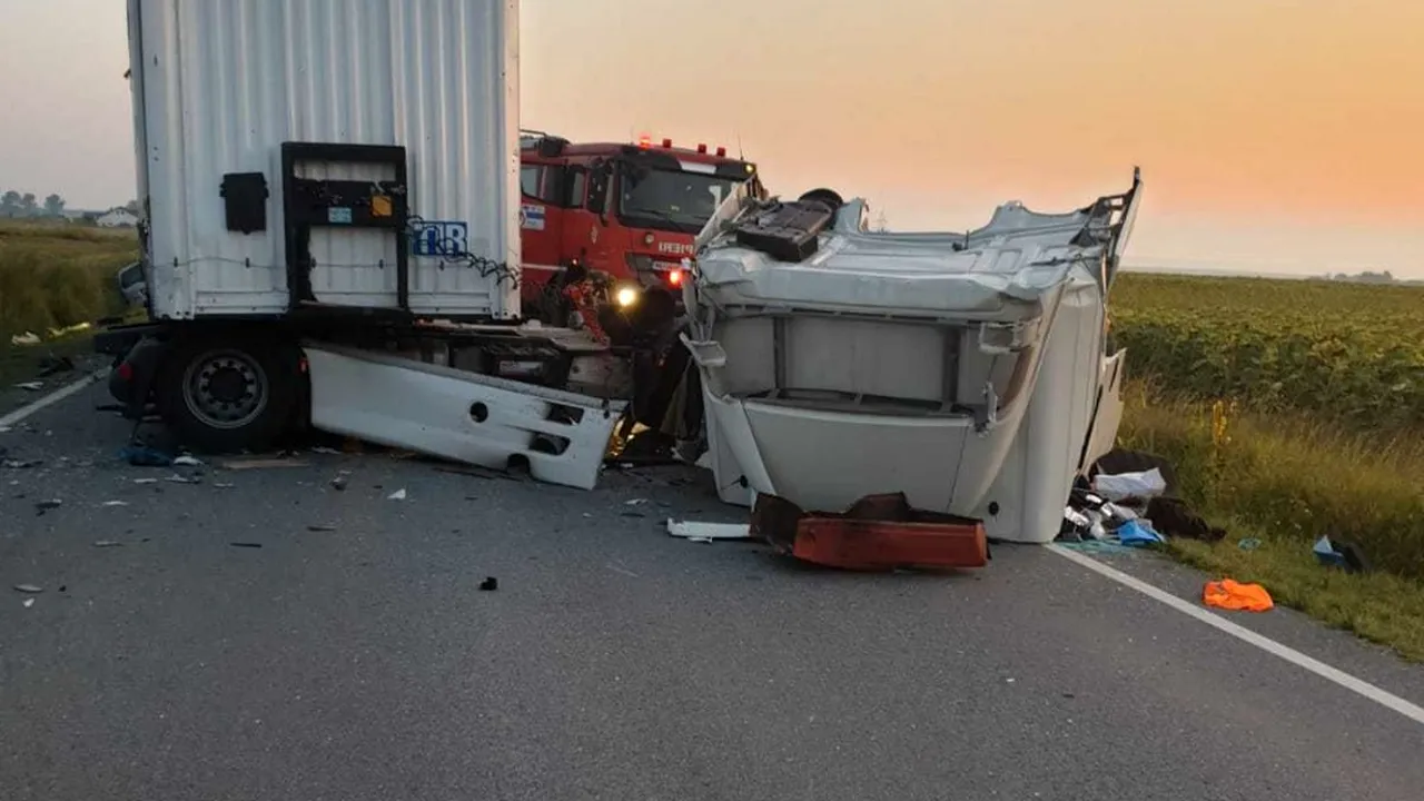 Accident mortal pe DN 56: Două persoane au murit după impactul dintre un tir și un tractor în județul Mehedinți
