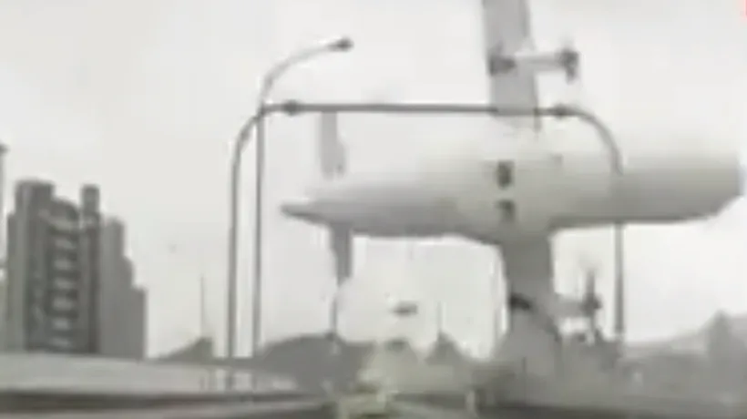 Avionul TransAsia care s-a prăbușit în Taipei a lovit o mașină. Ce s-a întâmplat cu șoferul