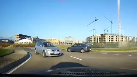 Șofer filmat în Brașov, în timp ce mergea pe contrasens, într-un giratoriu: „Te evit eu pentru că frânez la timp și tot tu înjuri?