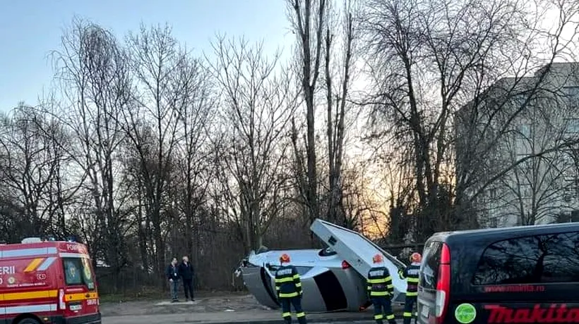 FOTO | Dezastru provocat de un șofer care consumase cocaină, pe o stradă din București: A accidentat două adolescente aflate pe marginea străzii, a intrat în două mașini, iar apoi s-a răsturnat