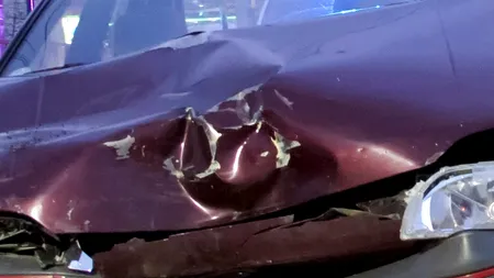 SE ÎNTÂMPLĂ ÎN ROMÂNIA: Bătrână de 88 de ani, accidentată grav de o mașină fără șofer, care s-a pus singură în mișcare