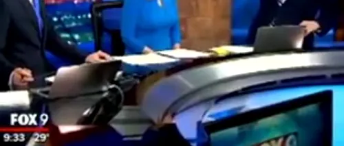Un prezentator TV din SUA și-a dat seama în direct că își îmbrăcase haina cu tot cu umeraș 