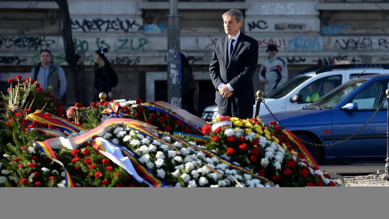 Cioloș a depus o coroană de flori la monumentul din Piața Universității dedicat victimelor Revoluției