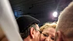 Diana Şoşoacă mulţumeşte oamenilor care au aşteptat-o la aeroport: „Dacă ei au dosare, noi avem adevărul”