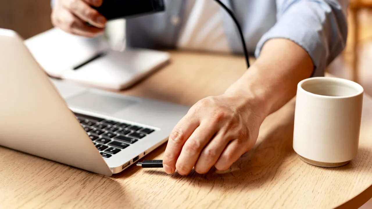 Adio, încărcătoare clasice pentru laptopuri. Ce devine obligatoriu în Uniunea Europeană, din 28 aprilie 2026