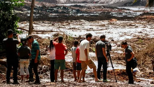 40 de morți și 300 de mineri dispăruți într-un TORENT DE NOROI în Brazilia. Încă un baraj e gata SĂ CEDEZE