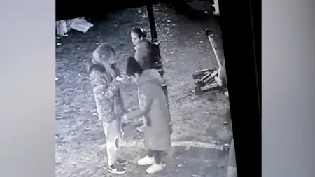 VIDEO | Trei tinere între 17 și 27 de ani din București sunt acuzate de FURT calificat. Cele trei foloseau metoda ”îmbrățișării” și sustrăgeau bani și bunuri din buzunarele oamenilor