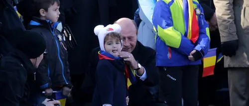 După 10 ani în care a fost la paradă în calitate de președinte, Traian Băsescu a mers la Ziua Națională în calitate de bunic