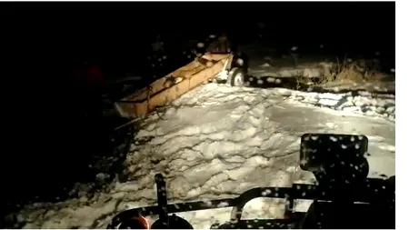 VIDEO | Doi bărbați au fost abandonați de prietenul lor pe un câmp, într-o zonă greu accesibilă. Au fost salvați de la îngheț de pompieri