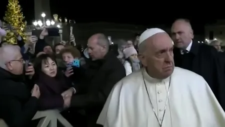 Incident la Vatican. Gestul Papei Francisc, după ce o femeie din mulțime l-a înșfăcat de mână - VIDEO