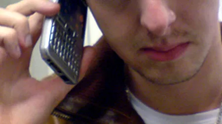 STUDIU. Folosirea smartphone-urilor determină lăsarea obrajilor și apariția ridurilor