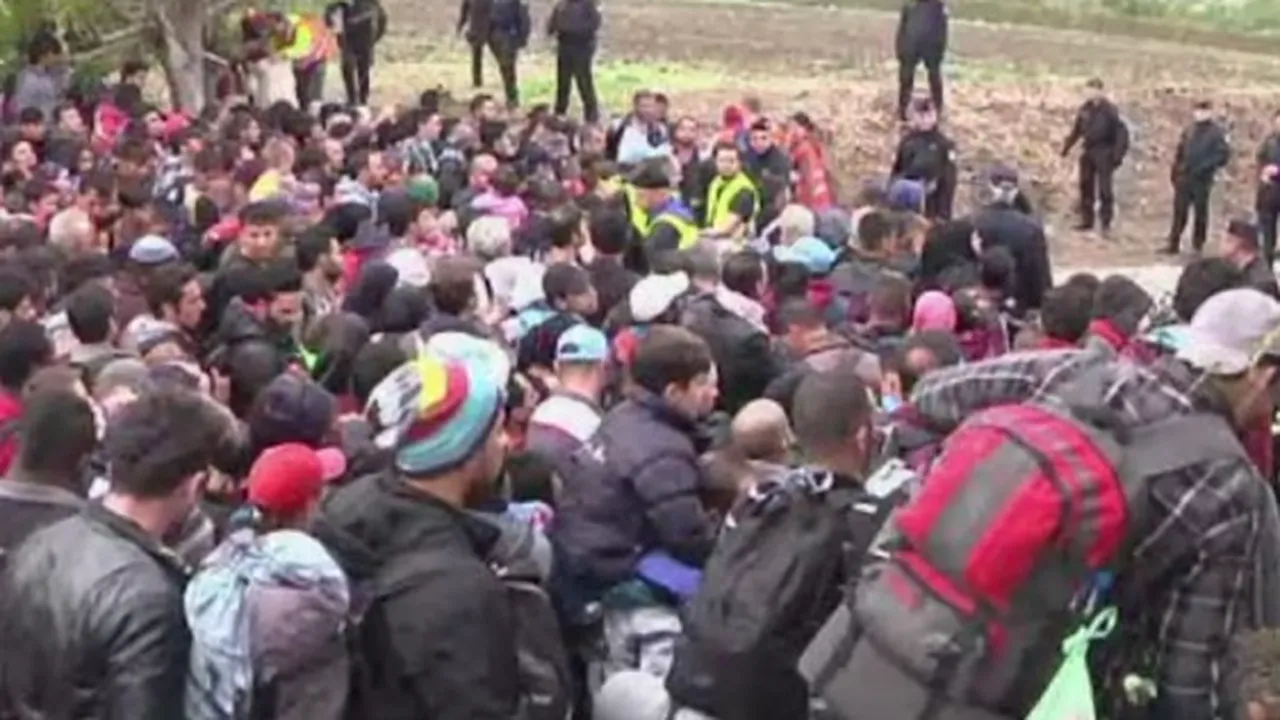 31 de migranți ilegali, descoperiți într-un camion înmatriculat în România. PLUS: Ciocnire între refugiați și polițiști, la granița sârbo-croată