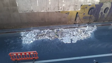 FOTO&VIDEO| Plăcile de piatră de pe pereții Pasajului Unirii s-au desprins și au căzut pe carosabil. Traficul rutier a fost restricționat