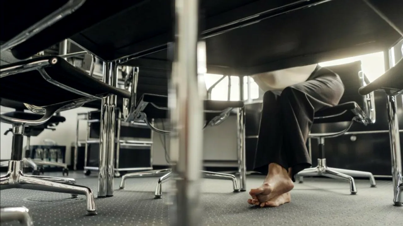 Ce politică neobișnuită adoptă tot mai multe companii. Angajații preferă să lucreze desculți