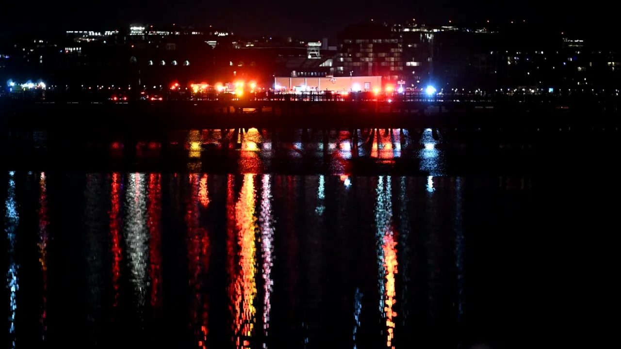 Un avion de pasageri s-a ciocnit cu un elicopter militar deasupra Washingtonului! Autoritățile au recuperat trupurile a 28 de victime