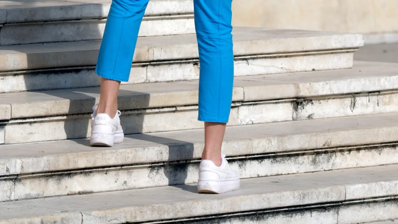 Simptomul demenței ce poate fi observat atunci când urci scările. Când ar trebui să-ți faci griji