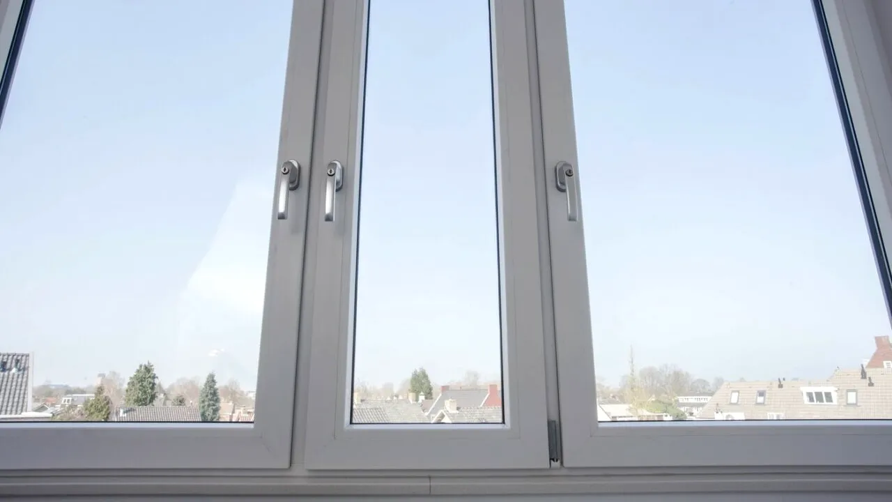 Regulă nouă pentru cei care stau la bloc. De ce este interzis să-ți ÎNCHIZI balconul? Proprietarii, somați de urgență de autorități
