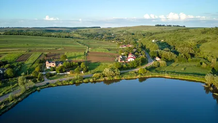 Lacul din Ungaria unde vin mai mulți turiști decât în toate stațiunile de pe litoralul românesc. Este cel mai mare lac din Europa Centrală