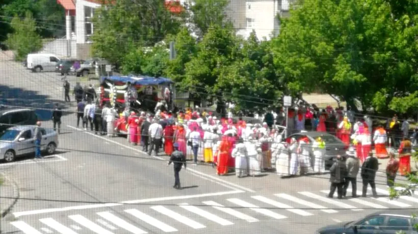 VIDEO. Peste o sută de persoane, la înmormântarea nepotului unui bulibașă din Focșani. Tânărul, condus pe ultimul drum cu o formație de lăutari