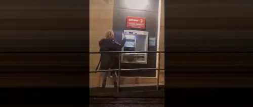 O româncă a devastat un bancomat în Italia. Femeia de 38 de ani a fost plasată în arest la domiciliu (VIDEO)