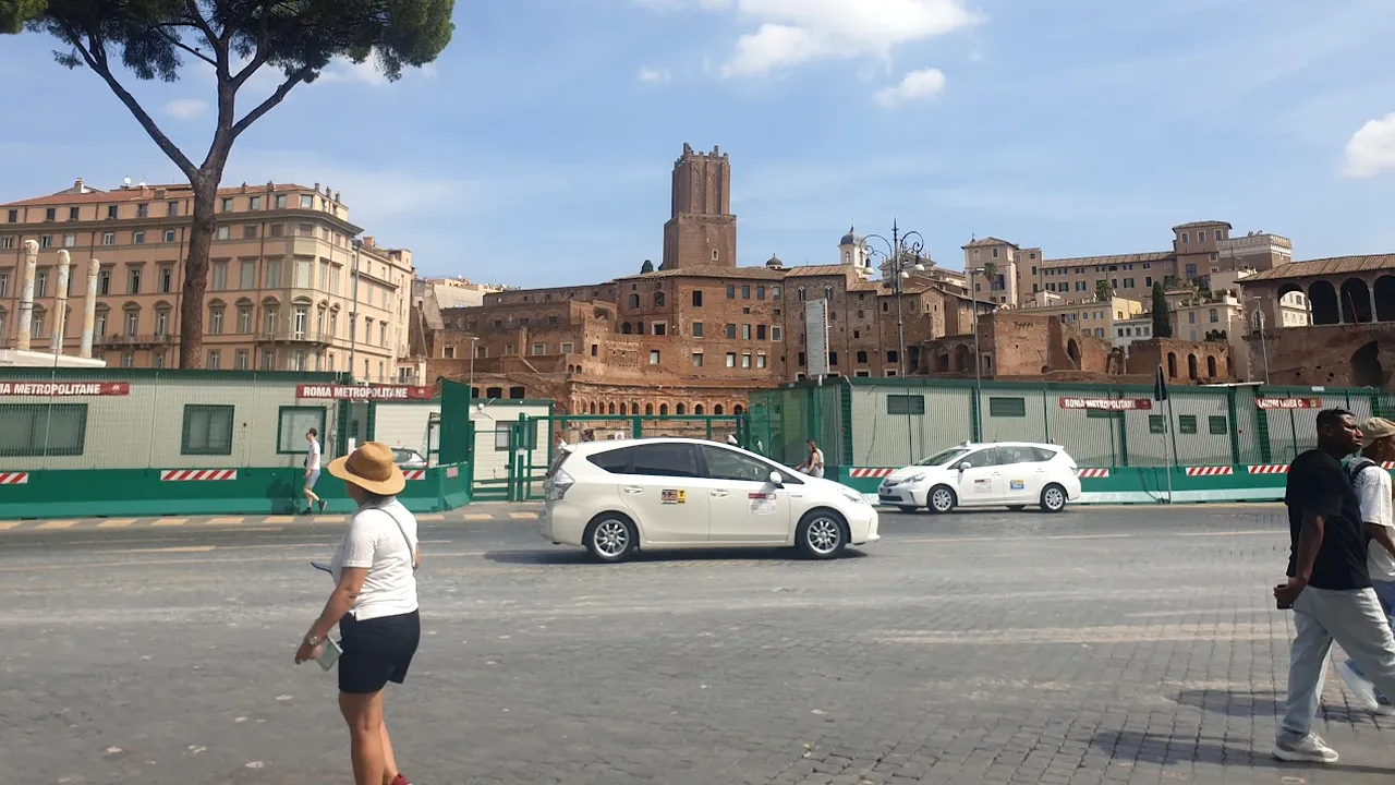 Cum transportă un bărbat o canapea pe străzile din Roma. Imaginile au devenit virale
